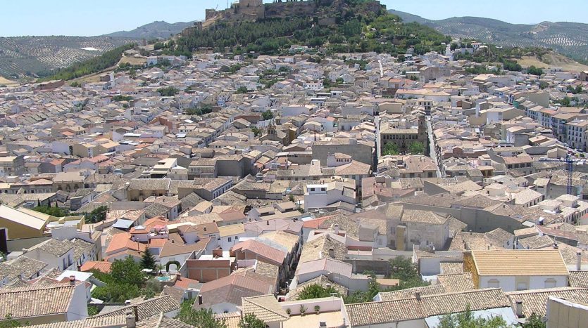 vivir en Alcalá la Real - vista panorámica de la ciudad y la Fortaleza de La Mota