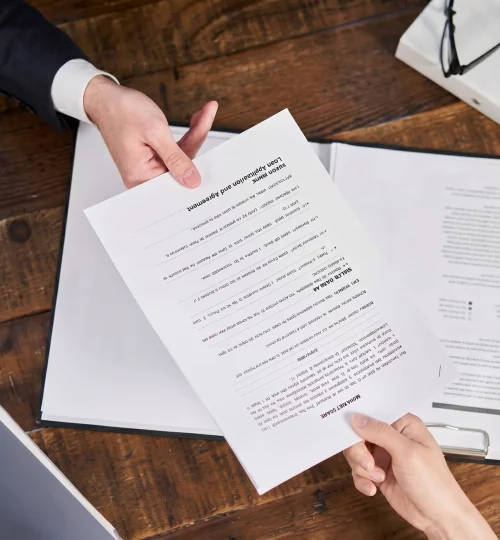 Carpeta con escrituras, nota simple y certificados para vender una vivienda en Jaén.