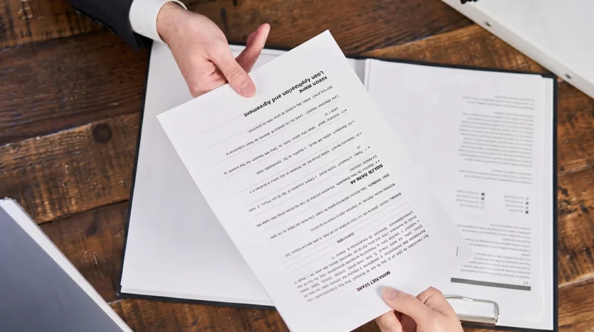 Carpeta con escrituras, nota simple y certificados para vender una vivienda en Jaén.