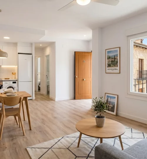 Interior de un piso reformado listo para alquilar en Alcalá la Real, Jaén.
