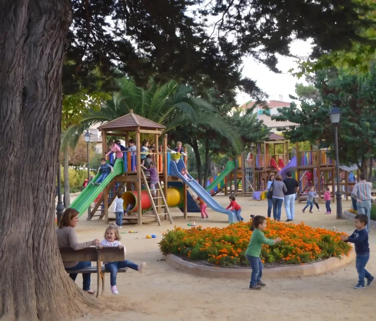 Niños jugando en el Parque de los Álamos en Alcalá la Real, Jaén.