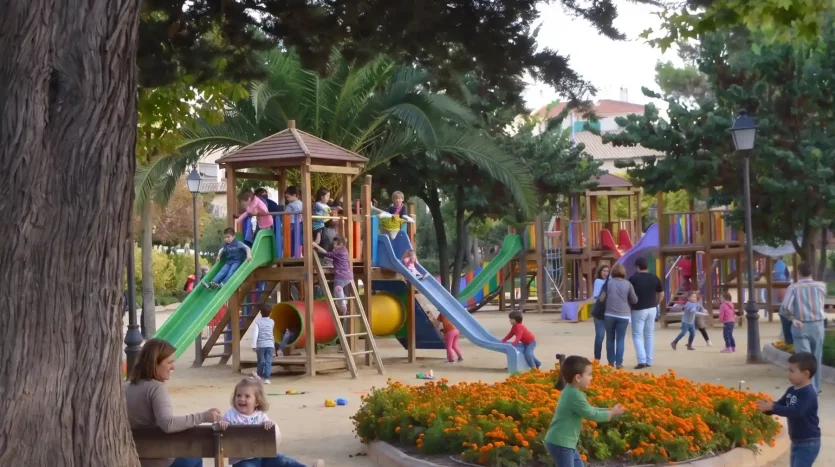 Niños jugando en el Parque de los Álamos en Alcalá la Real, Jaén.