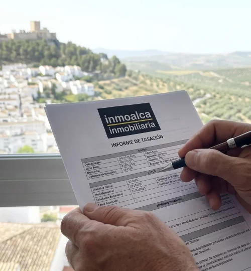 écnico de Inmoalca realizando tasación profesional con vistas al olivar en Alcalá la Real.