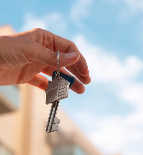 Mano sosteniendo las llaves de una vivienda vendida con éxito en Alcalá la Real, Jaén.
