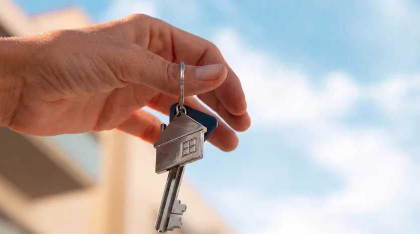 Mano sosteniendo las llaves de una vivienda vendida con éxito en Alcalá la Real, Jaén.